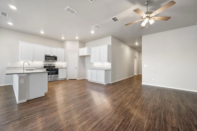 Building Photo - 2022 Kenwood Ave