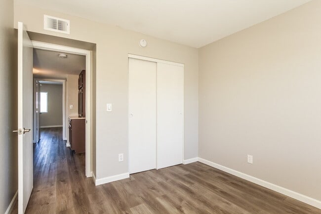 Building Photo - 1518 E Carter Rd