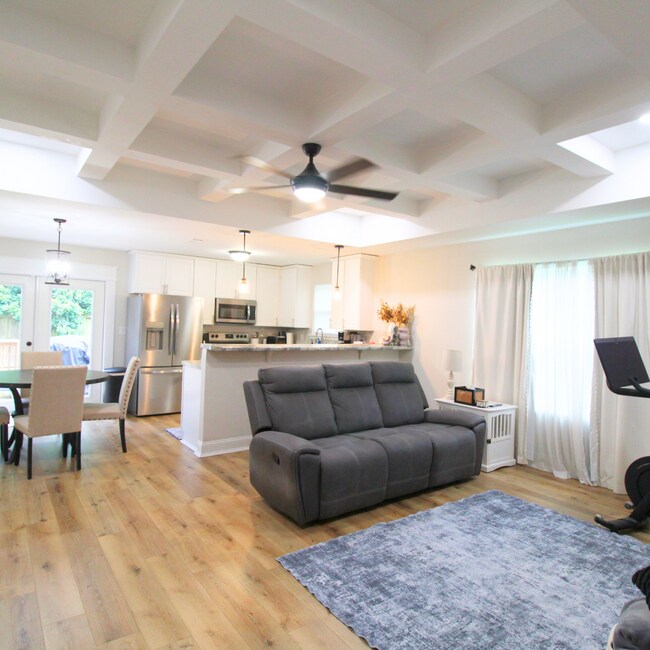 Building Photo - 3 Bedroom with extra Office Space Availabl...