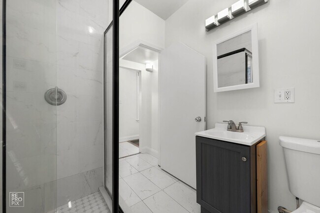 Building Photo - 2237 S Oakley Ave