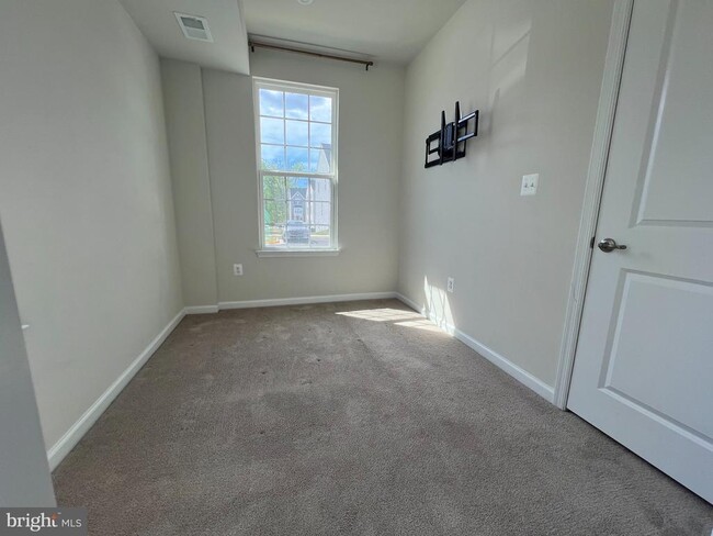 Building Photo - 526 River Crest Way