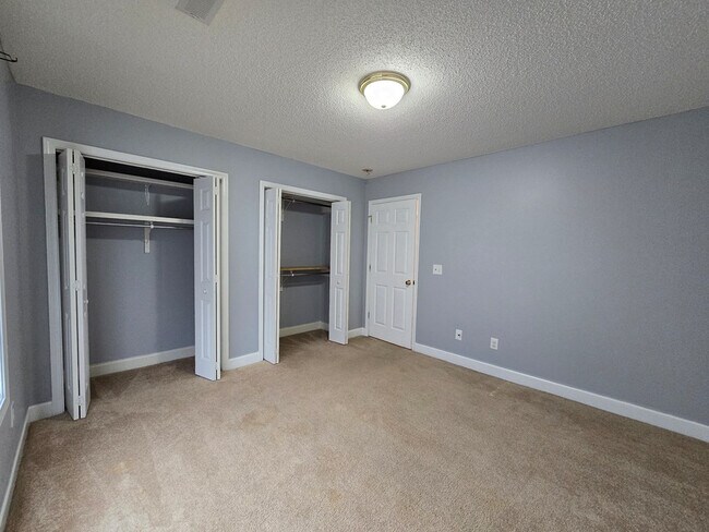 Building Photo - 3563 Beacon Dr