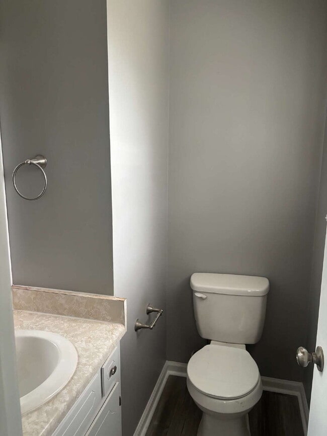 Building Photo - 392 Roselawn Dr