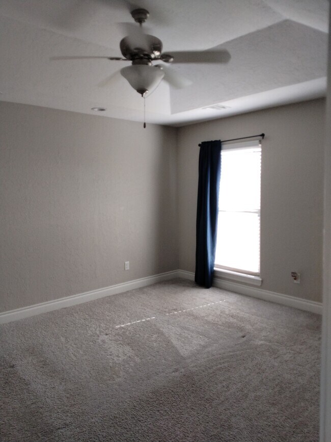 Building Photo - 401 Northeast Mountain Meadow Drive
