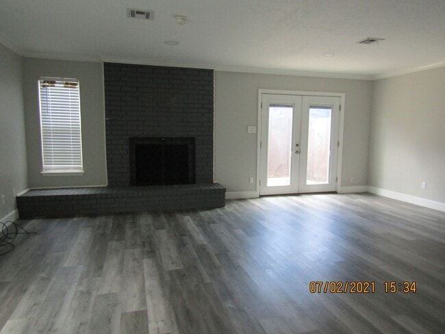 Building Photo - MACARTHUR AREA!! PETS NEGOTIABLE WITH OWNE...