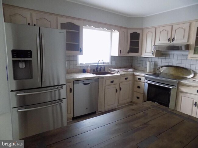 Building Photo - 313 Glenville Rd