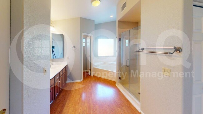 Building Photo - 874 W Port Royal Pl