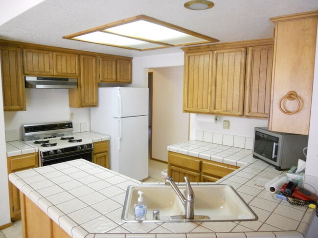 Building Photo - Charming 3-Bed, 2-Bath Home with 2-Car Gar...