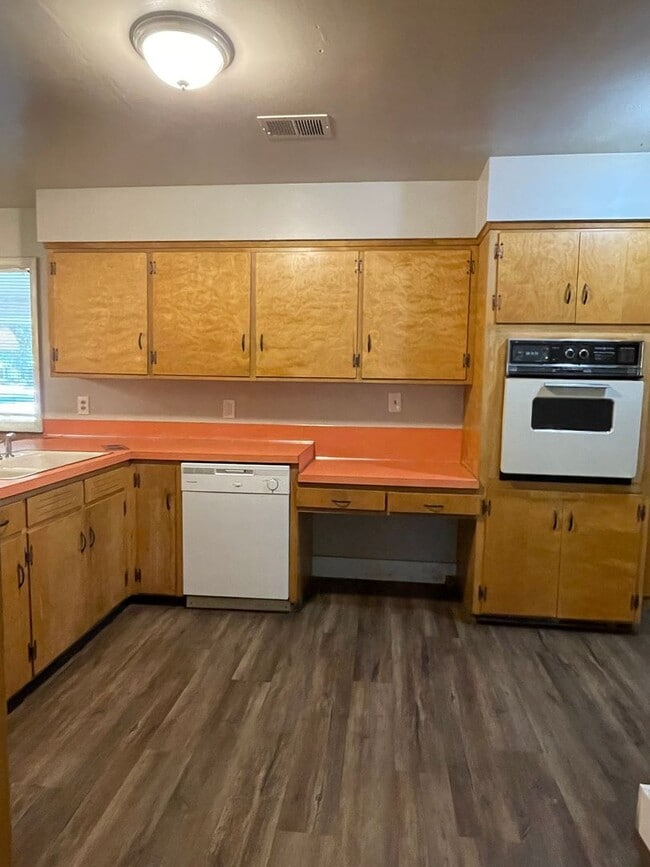 Building Photo - STUDENTS WELCOME! Sprawling Ranch Style 3 Bedroom 3 Bath Home w/ finished basement in Midtown For...