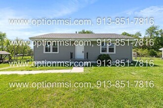Building Photo - Near Wyandotte County Lake Park!
