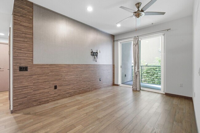 Building Photo - 903 S New Hampshire Ave