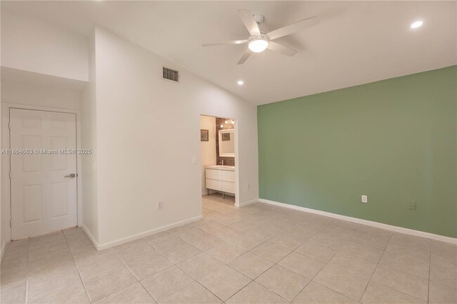 Building Photo - 2235 SE 6th Ct