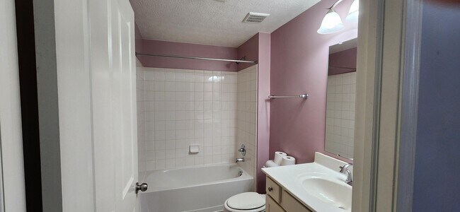 Building Photo - 590 Redwood Ln