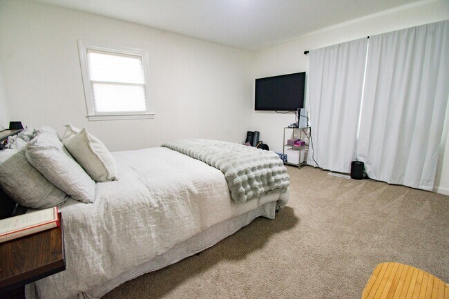 Building Photo - Coming Soon! 4 Bedroom 2 Bathroom Home: Pets Okay!