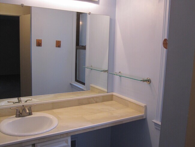 Building Photo - 820 Cliffs Dr