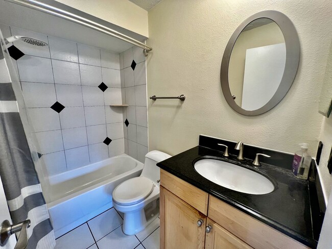 Building Photo - 2 bed 2 bath in Rosemary's District