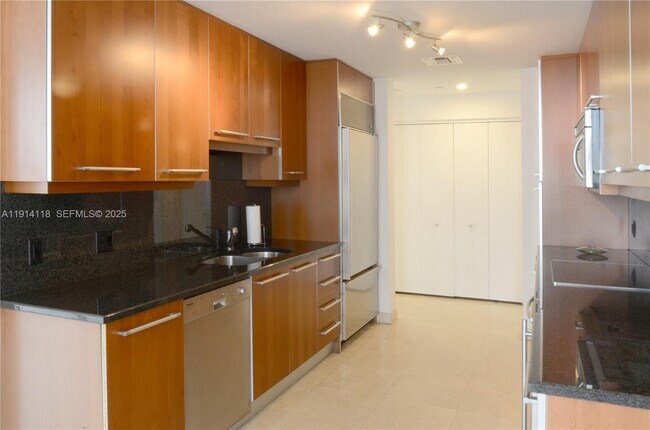 Building Photo - 901 Brickell Key Blvd