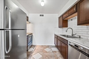 Building Photo - 35 N May