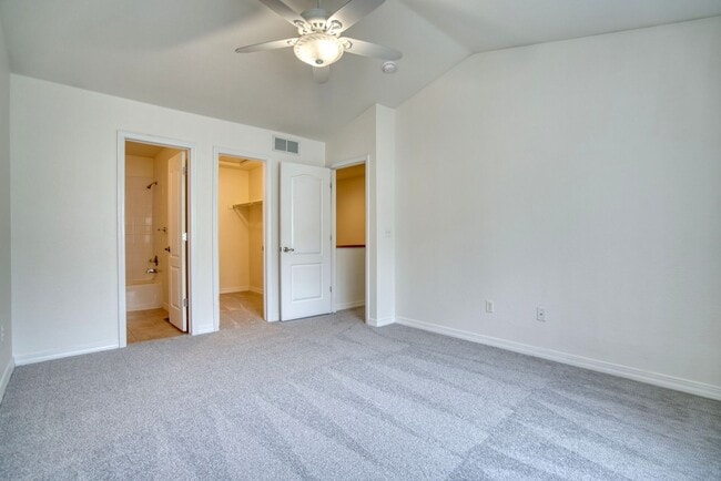 Building Photo - Beautiful Quail Crossing Townhome – Walk t...