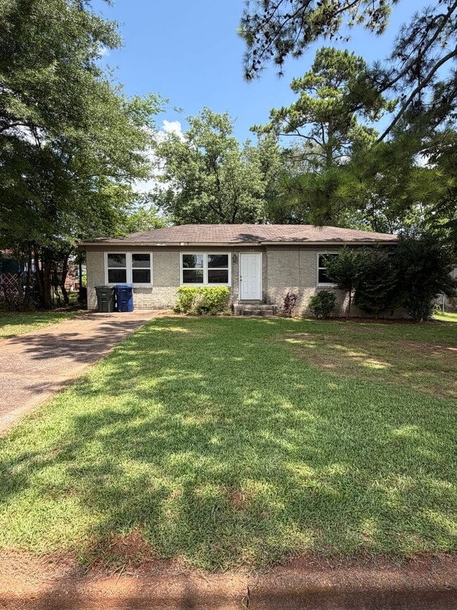 Building Photo - Charming 2-Bedroom Home with Bonus Room & Spacious Backyard