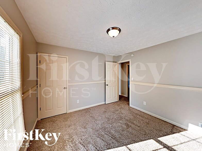 Building Photo - 452 Maplewood Ln