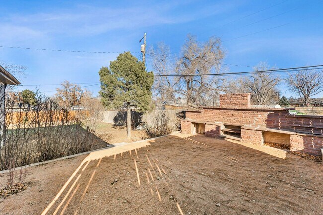 Building Photo - 1Bed/1Bath Apartment with HUGE Private Yard!