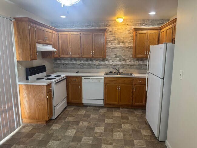 Building Photo - 120/122 E Cornhill St. Cameron, MO 64429