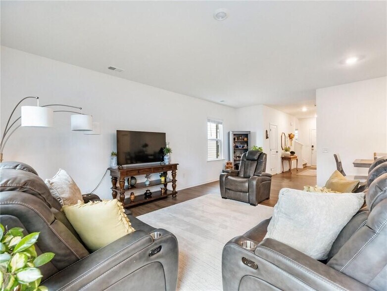 Building Photo - 680 Groover St