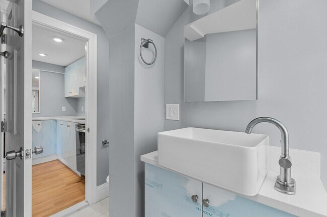 Building Photo - 382 Spring St