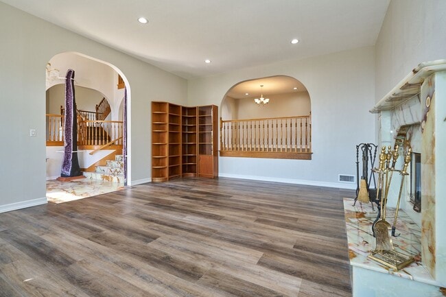 Building Photo - Aqua Vista - Entertainers Playhouse