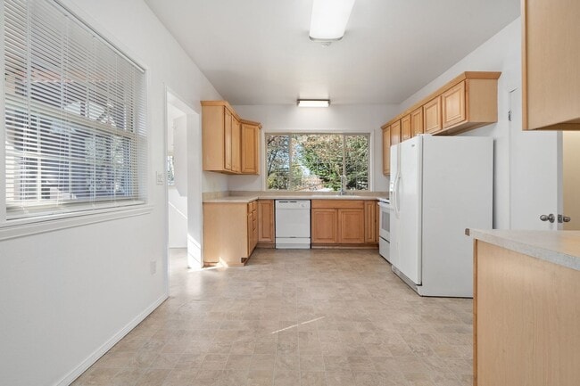 Building Photo - 709 McKenzie Ave