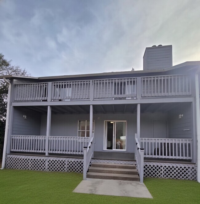 Building Photo - 10 Hilltop Dr