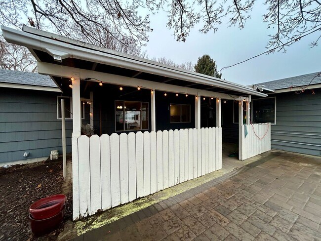 Building Photo - Spacious Single-Story Home on Corner Lot