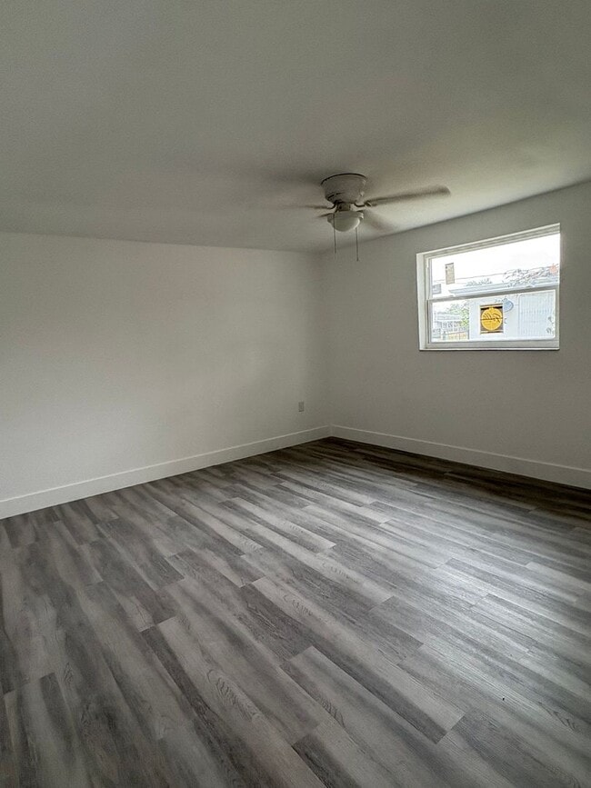 Building Photo - Spacious 2/2 with a garage available until AUGUST
