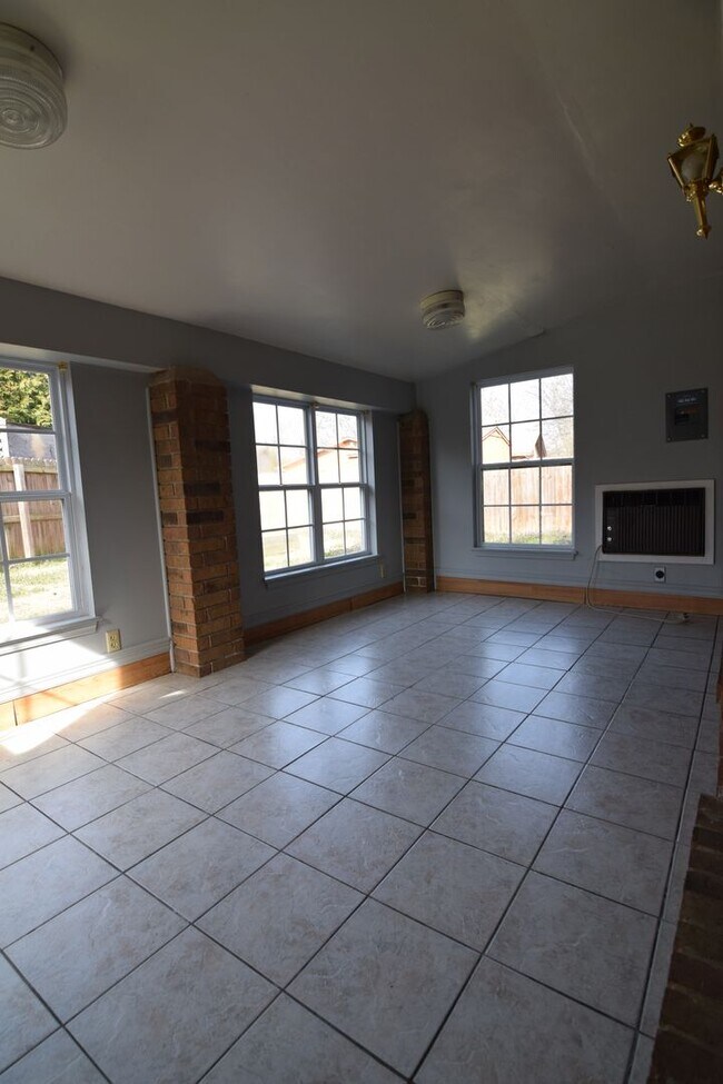 Building Photo - $1,500.00 Move-in-Special