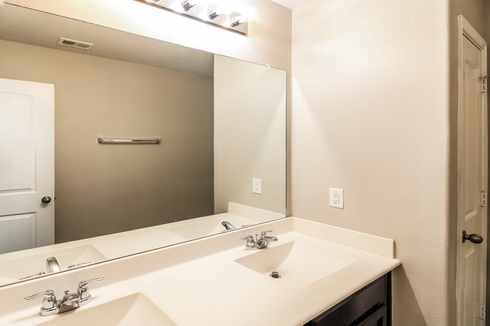 Building Photo - 10323 Leafy Autumn Path