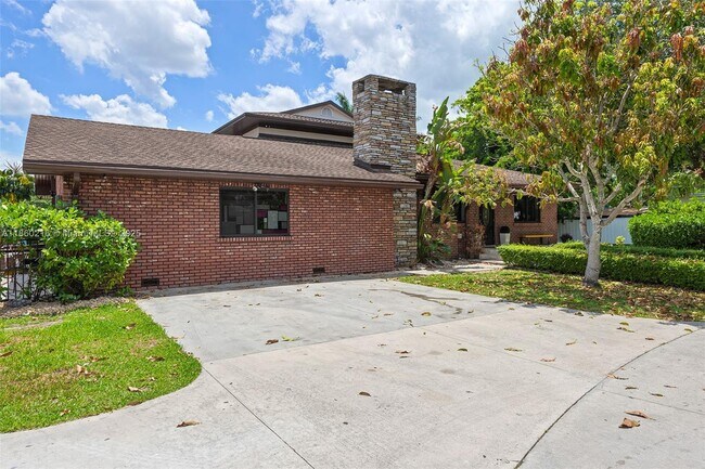 Building Photo - 250 NE 158th St