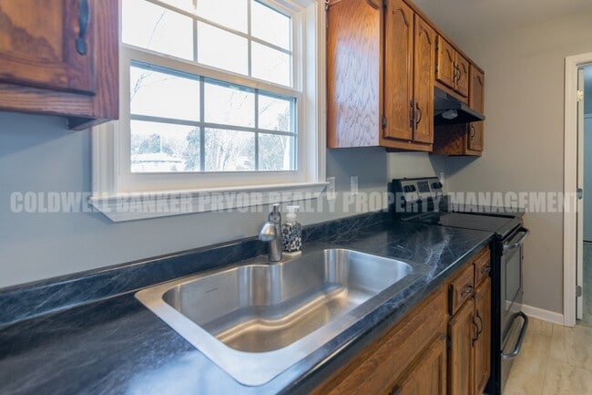 Building Photo - 345 Yoakum St