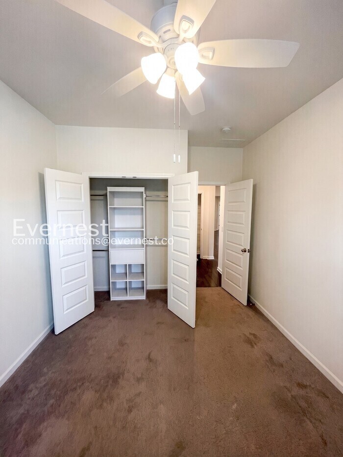 Building Photo - 806 Sunset View Dr