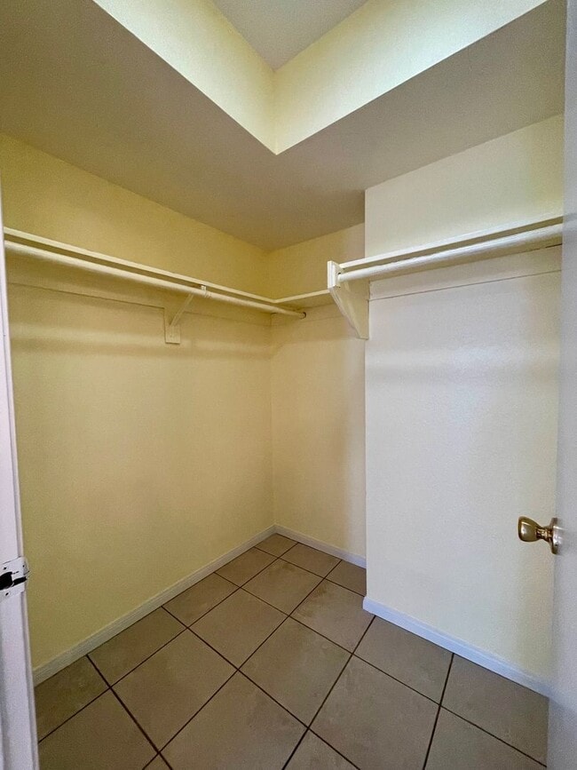 Building Photo - Large 2 bedroom condo in well desired La Jolla area