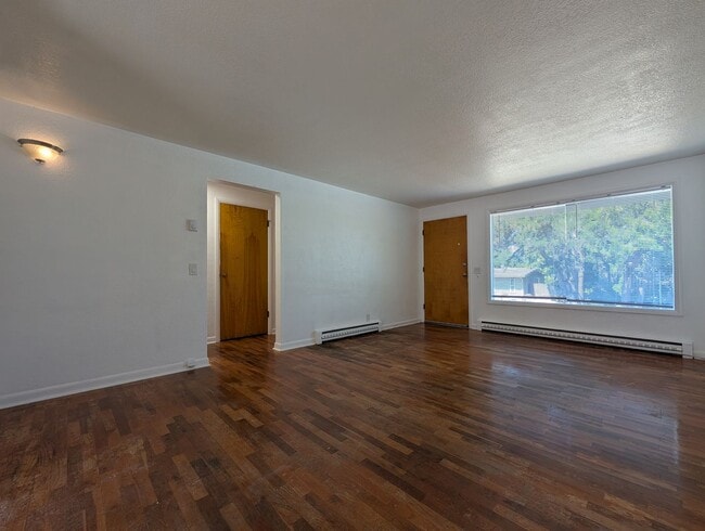 Building Photo - Spacious 2bd/1bth ~ w/ 1 Car Garage - Fantastic Location ~ Close to Everything!!