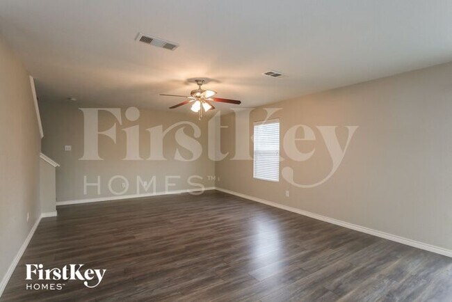 Building Photo - 5505 Camarillo Dr