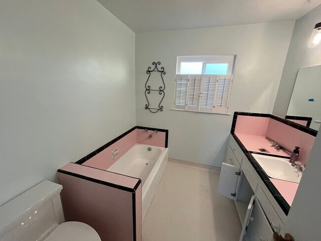 Building Photo - Cozy Home for rent in Tulare