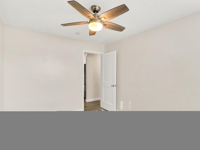 Building Photo - 544 W 17th Pl