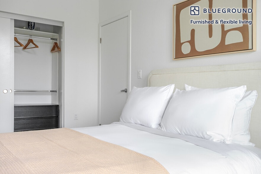 Building Photo - 1011 S Serrano Ave