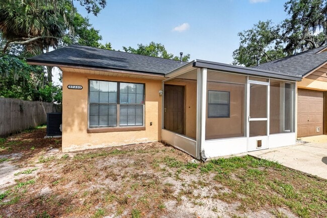 Building Photo - 2/2 Duplex in Umatilla w/ Private Fenced Yard & Dual Screened Patios!