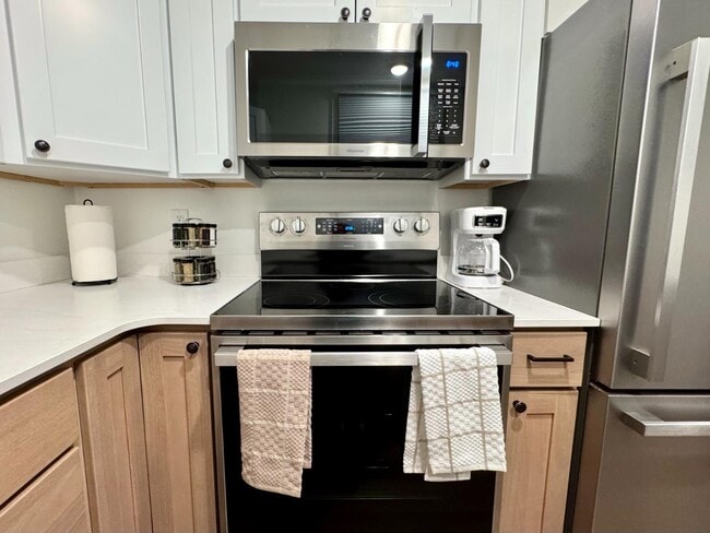 Building Photo - 1305 9th St W