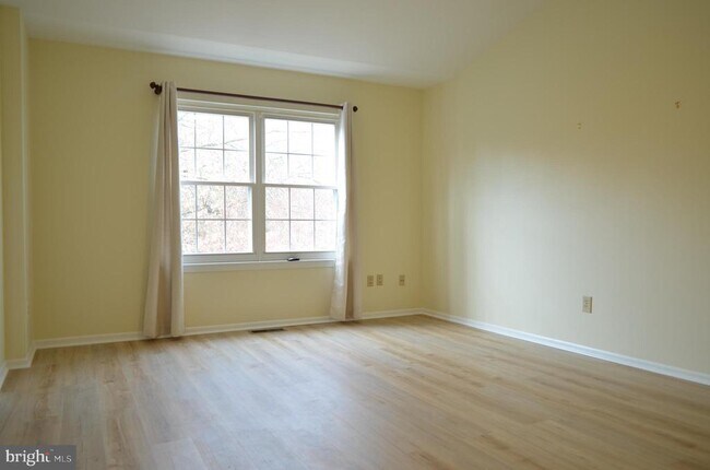 Building Photo - 13 Stanwyck Ct