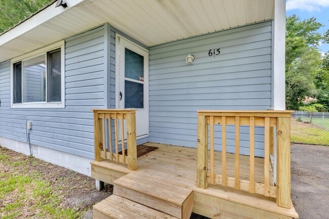 Building Photo - 3 bedroom Northwoods Home