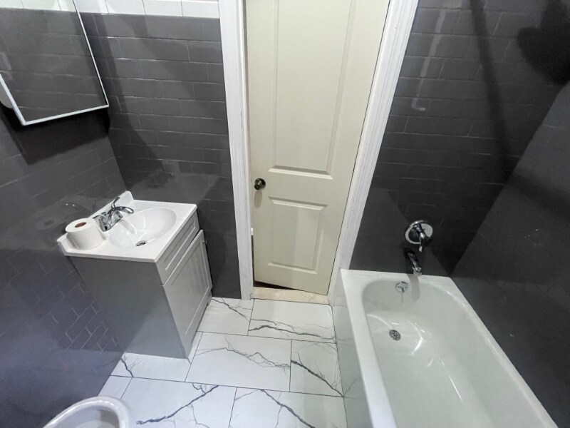 Building Photo - 636 Sheffield Ave